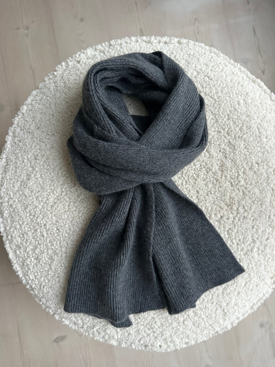 Sui Ava Frede Soft Scarf Dark Grey
