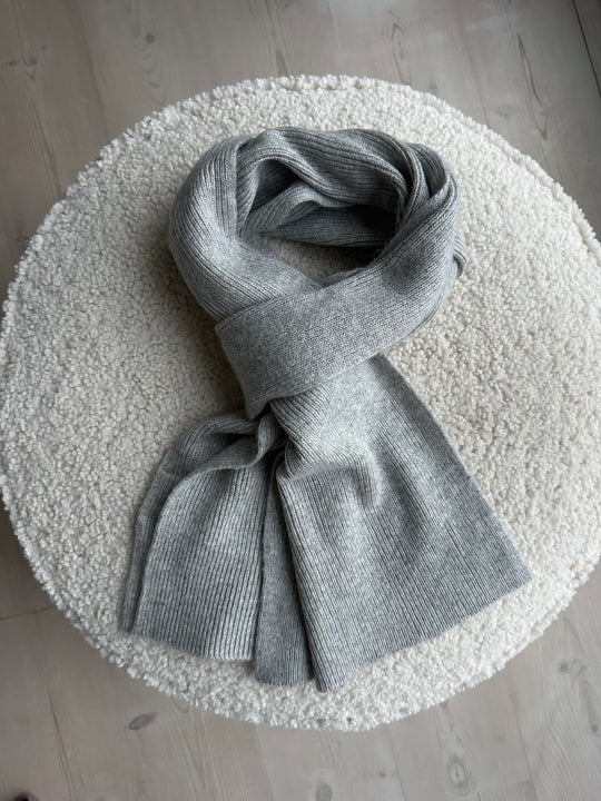 Sui Ava Frede Soft Scarf Light Grey