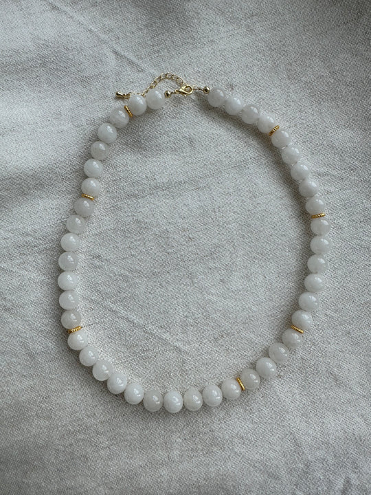 Black design by Camilla Folkman Vilja halskæde hvid