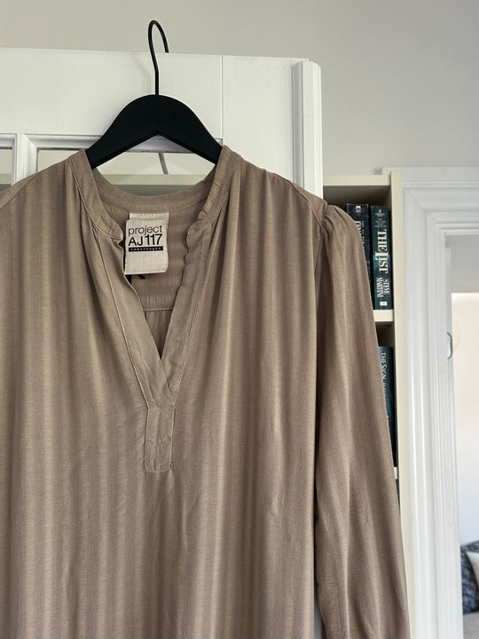 Project AJ117 Magdalena klänning Cinkle Visc Dobby Taupe