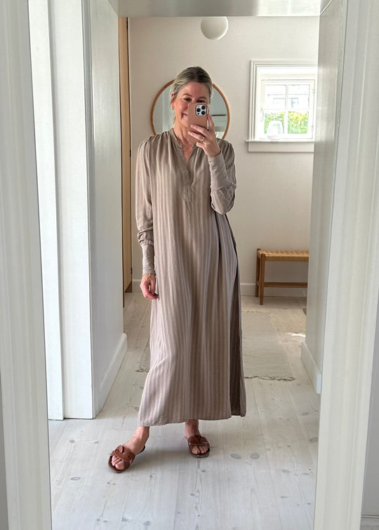 Project AJ117 Magdalena klänning Cinkle Visc Dobby Taupe