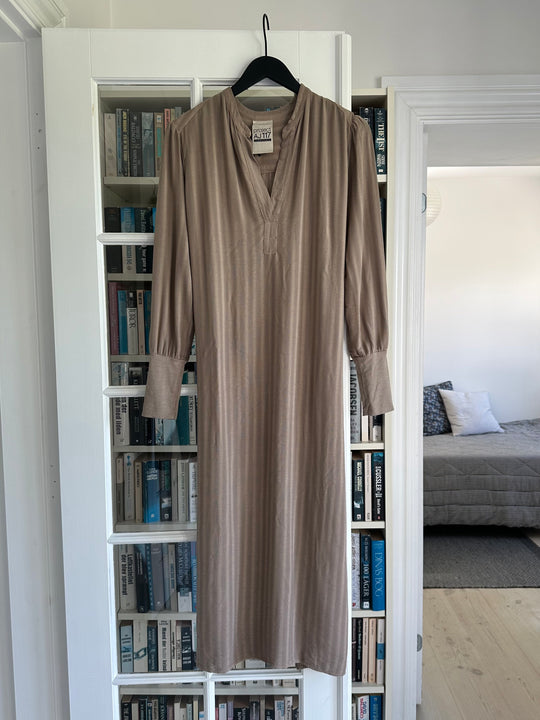 Project AJ117 Magdalena klänning Cinkle Visc Dobby Taupe