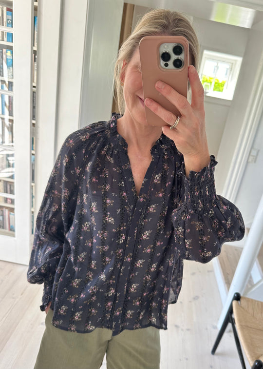 Neo Noir Stima délicat de fleur de fleur marine poussiéreuse