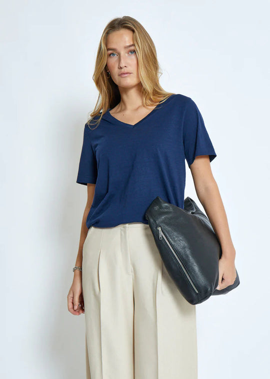 Minus MSLeti V-Neck Tee 5270 Black Iris (navy)