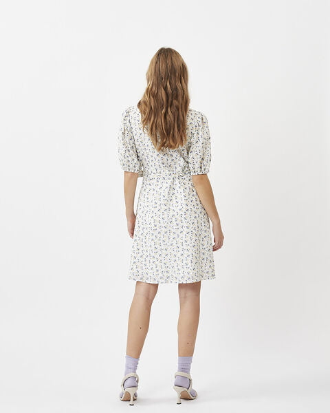 Minsta Lenelia vänd-klär den lilla tungen