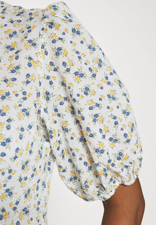 Minsta Lenelia vänd-klär den lilla tungen