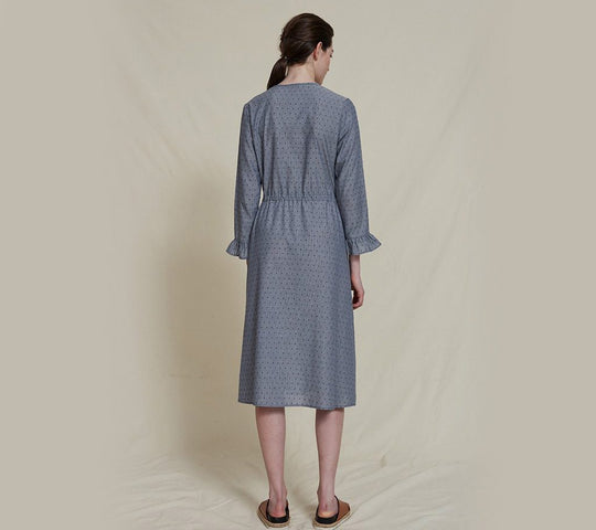 Schulz-by-crowd-dicte-dress-kjole-kishor-oekologisk-bomuld-flaese-blaa-prikker-bagfra_2000x