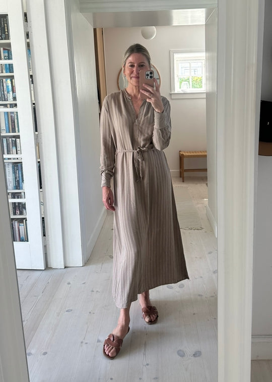 Project AJ117 Magdalena klänning Cinkle Visc Dobby Taupe