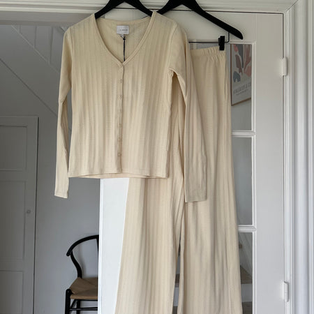 La Rouge Lene Pointelle set off White