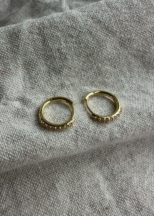 Black design by Camilla Folkman Augusta hoops med sten