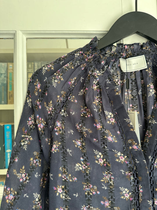 Neo Noir Stima zarte Blumenbluse staubige Marine