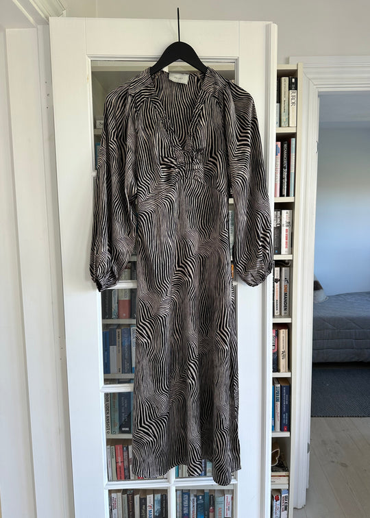 Neo Noir Isobel Floating Wave Dress Dark Sand