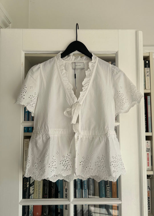 Neo Noir Satsi Embroidery Blouse White