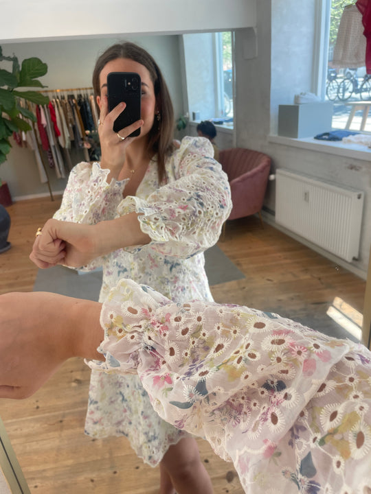 Neo Noir Cabana Embroidery dress creme