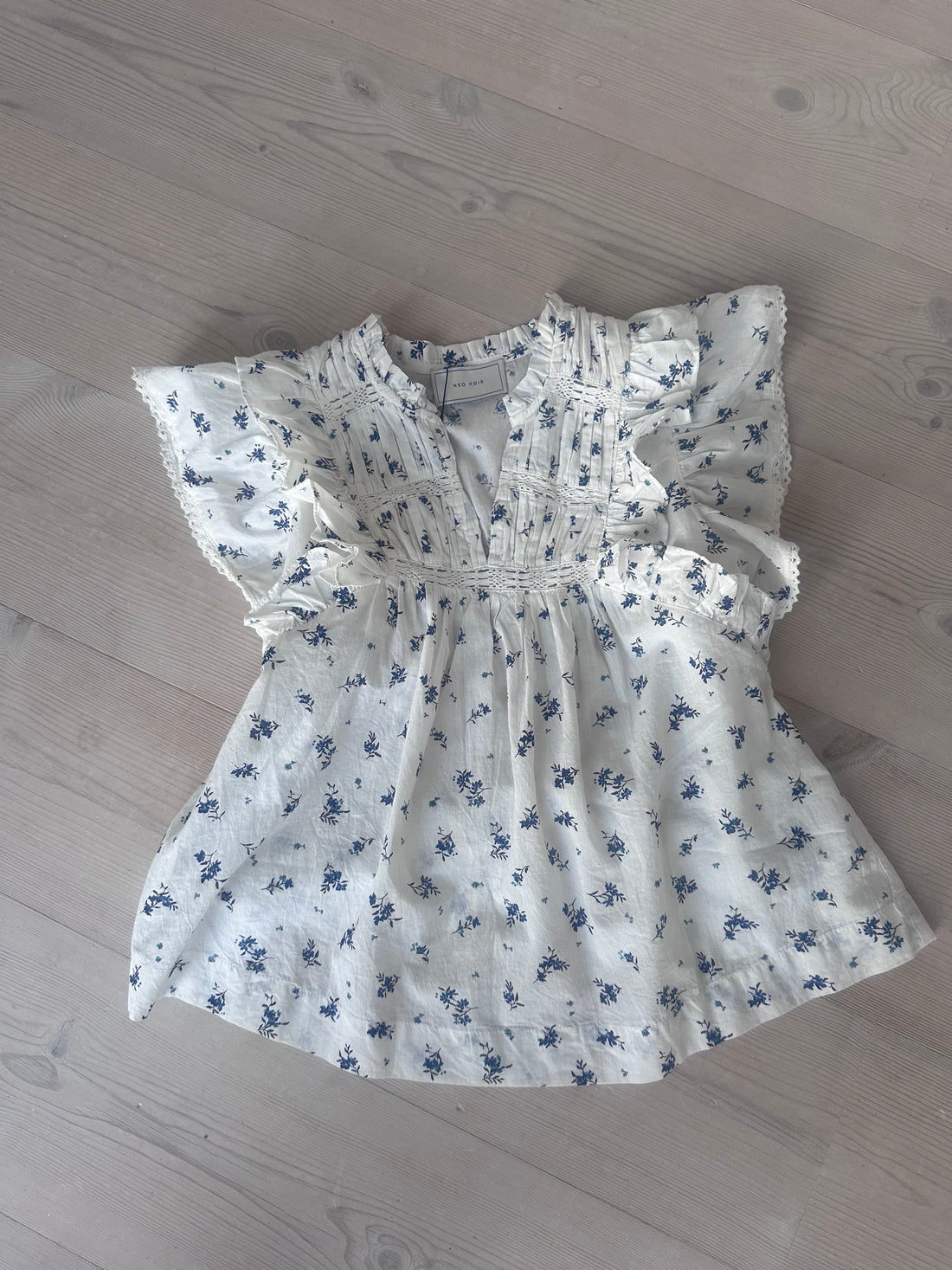Neo Noir Jayla Small Blossom Top White Blue