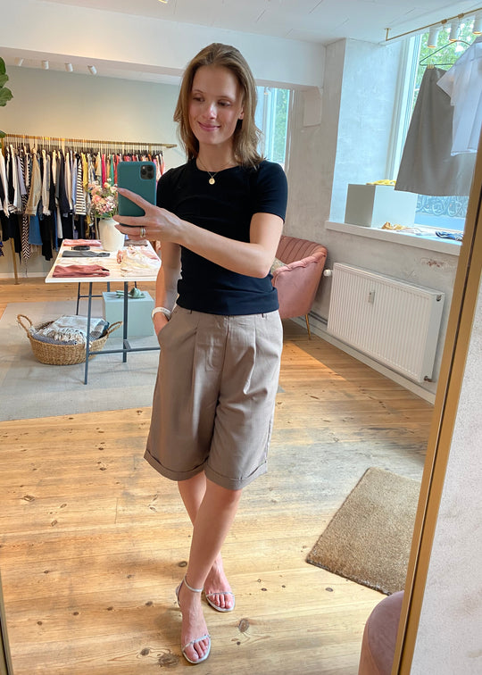 La Rouge Karen Short Brown