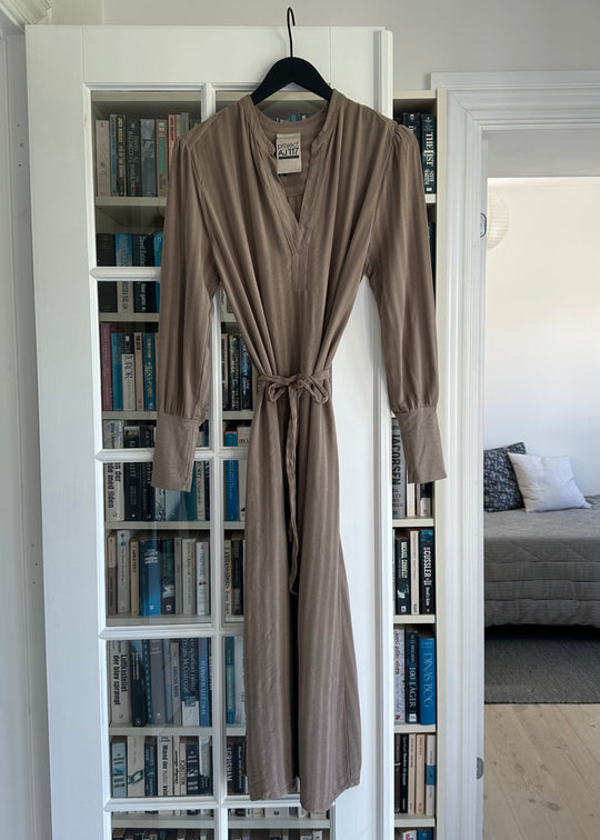 Project AJ117 Magdalena klänning Cinkle Visc Dobby Taupe