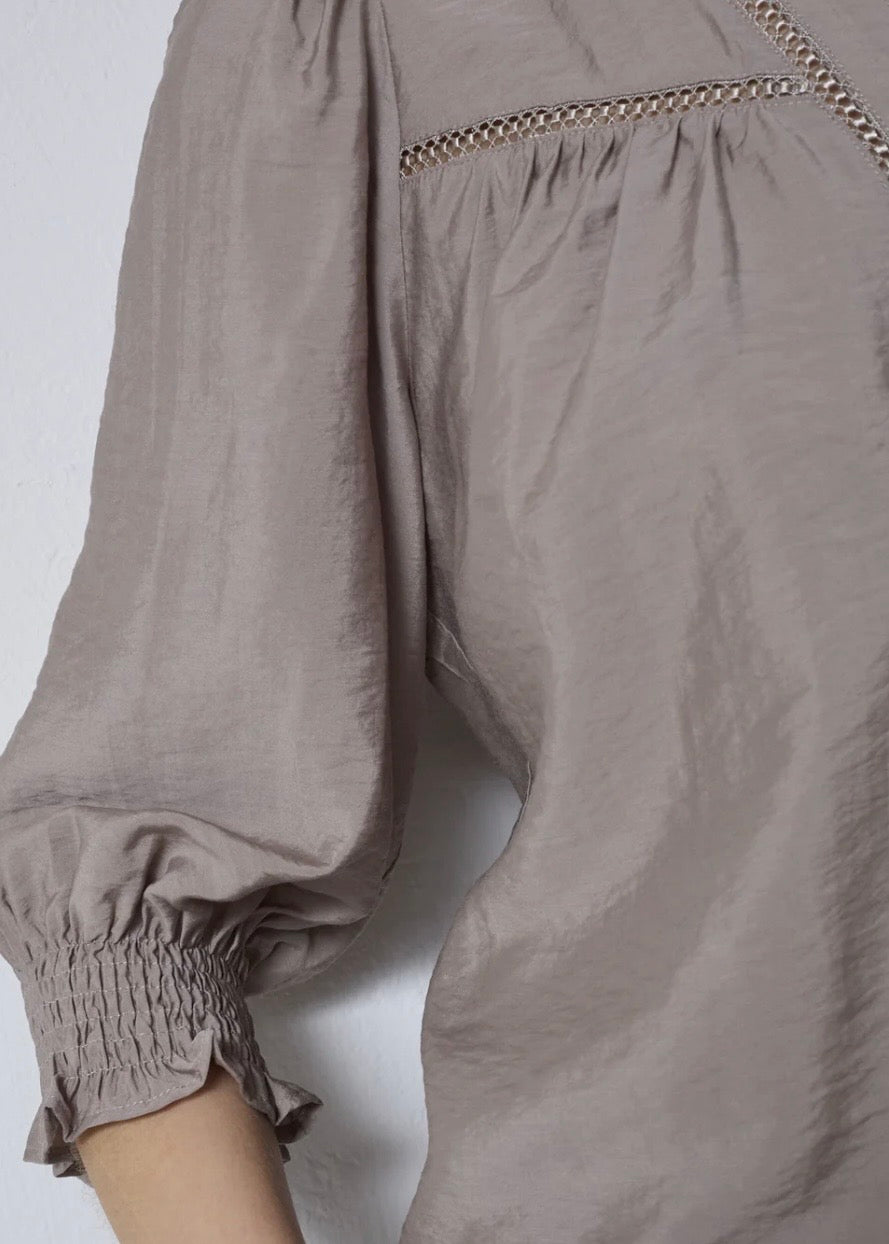 Co'Couture CallumCC Lace Puff V-Shirt Taupe