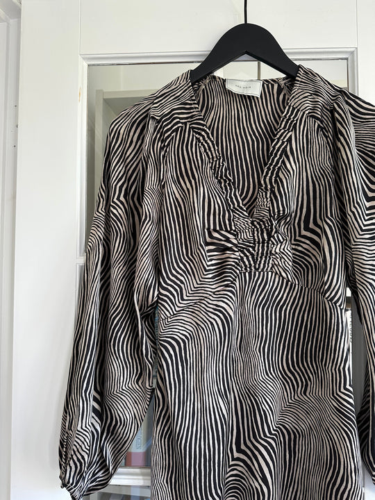 Neo Noir Isobel Floating Wave Dress Dark Sand