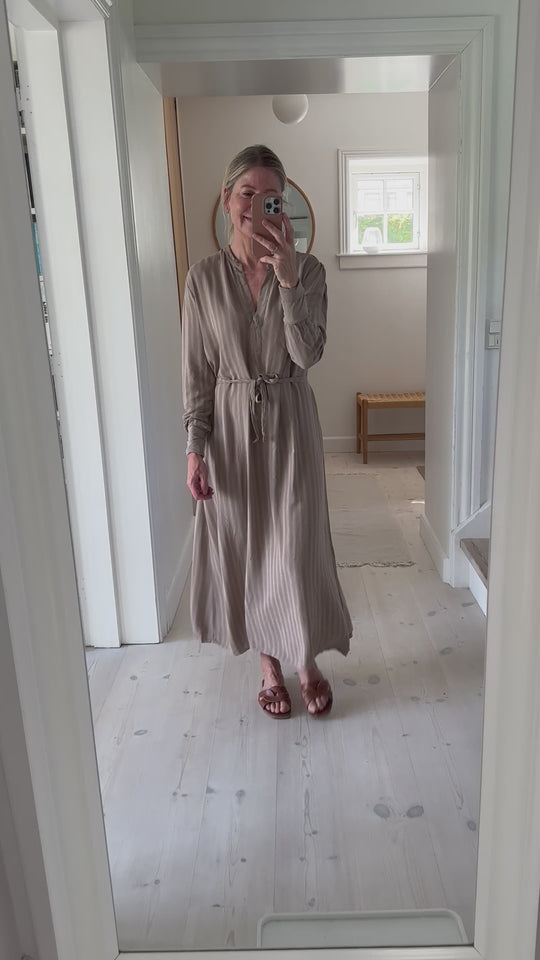 Project AJ117 Magdalena klänning Cinkle Visc Dobby Taupe