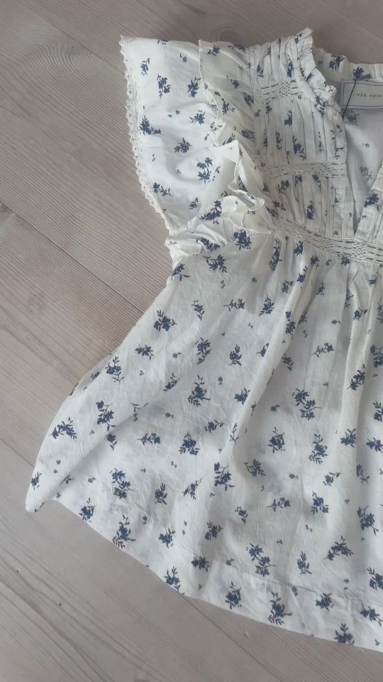 Neo Noir Jayla Small Blossom Top White Blue